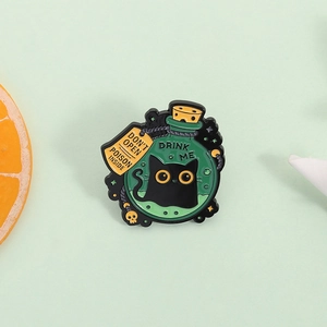 Dark Magic Black Cat Potion Bottle Enamel Brooch Drink Me Poison Inside Cartoon Badge Alloy Gothic Jewelry Pin Gift