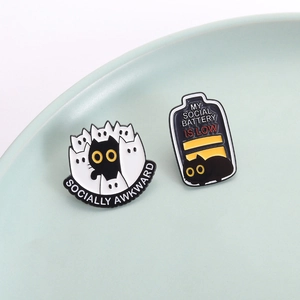 Pins en émail chat noir avec citations sur l'anxiété sociale sur une assiette décorative