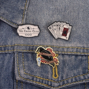 Lot de 3 pins Crow Club avec corbeau, rose et éléments de tarot sur une veste en denim