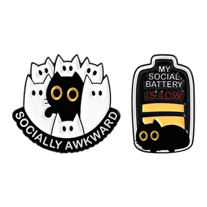 Lot de pins émaillés chat noir avec motifs Socially Awkward et batterie faible