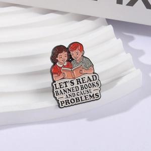 Broche en émail rétro avec enfants lisant des livres interdits pour fans de vintage