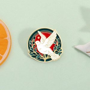 Broche esmaltado de paloma de la paz con ramas de olivo y círculo rojo central