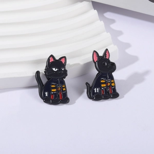 Dunkle Emaille-Pins mit Katze und Hund in coolen Techwear-Outfits und Nummernabzeichen