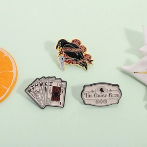 Broche en Alliage Émaillé Gothique Thème Crow Club Corbeau Rose Slogan Badge Cartes Pin's Décoratif en Métal pour Sacs