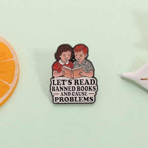 Épinglette émaillée rétro montrant des enfants lisant des livres interdits style vintage