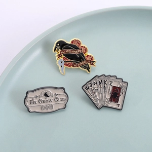 Lot de trois broches en émail gothique corbeau et poker avec texte No Mourners No Funerals