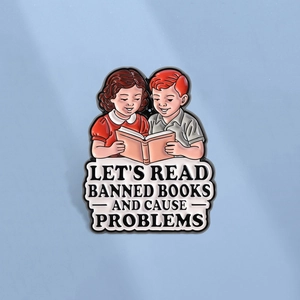 Pin's en Émail Let's Read Banned Books And Cause Problems Broche d'Illustration Vintage Pour Amoureux Des Livres Insigne en Alliage de Zinc