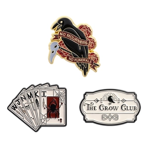 Set di spille smaltate gotiche Six of Crows con maschera di corvo e carte da poker