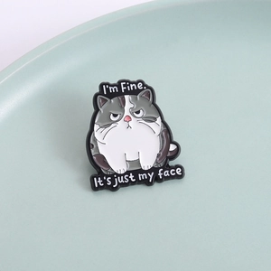Mürrische Comic Katze Emaille Brosche mit I'm Fine Text für Herbst Winter Kleidung