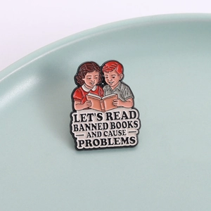 Pin's en émail rétro montrant des enfants lisant avec le slogan Banned Books