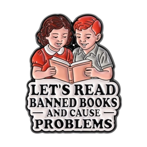 Épingle en émail avec enfants lisant et slogan Banned Books pour sacs à dos