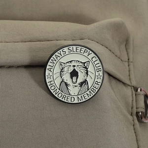 Round enamel sleepy cat yawning badge pin on khaki canvas bag for cat lovers