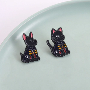 Emaille-Pins Set mit schwarzer Katze und Hund im Rennsport-Stil auf einem Keramikteller