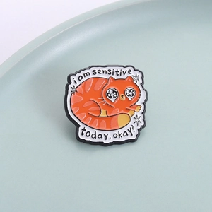 Pin's en émail chat orange mignon avec texte I am sensitive today pour veste