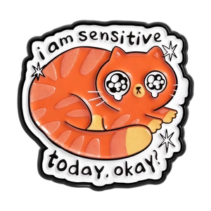 Pin's chat orange mignon avec texte i am sensitive au style cartoon sur fond blanc