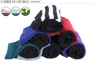Gros plan des poignets côtelés et de la texture en coton des chaussettes montantes