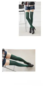 Detail van donkergroene overknee kousen met een semi-transparante matte nylon textuur