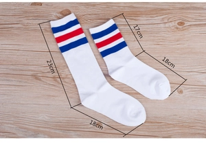 Detailansicht weißer Baumwollsocken mit blau-roten Streifen und Größenangaben
