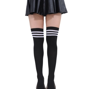 Gros plan de chaussettes hautes noires à trois rayures blanches et maille de coton
