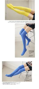 Detail van fluwelen overknee sokken in saffierblauw en heldergele kleuren