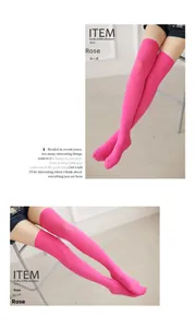 Detailoverzicht van rozerode overknee kousen met ondoorzichtige elastische gebreide textuur