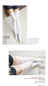 Detail van witte fluwelen overknee sokken met gladde, matte textuur op het been