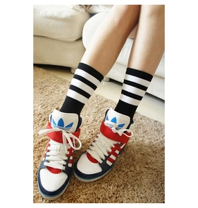 Detailansicht von Retro gestreiften Baumwollsocken kombiniert mit Vintage Turnschuhen