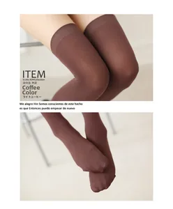 Detail van koffiebruine overknee fluwelen kousen met een gladde, matte textuur