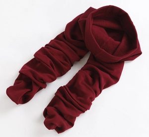 Detail of burgundy fleece lining on high-waist thermal leggings with a soft inner texture