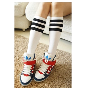 Retro-Baumwollsocken mit drei Streifen kombiniert mit High-Top-Sportschuhen