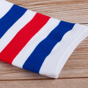 Retro Baumwollsocken mit roten weißen und blauen Streifen für Sport auf Holzgrund