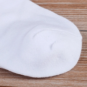Weiße Baumwollsocken mit drei Streifen im Retro-Design für Sport und Skateboarden