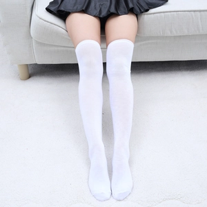 Vue détaillée des chaussettes hautes blanches avec poignets côtelés et maille de coton doux