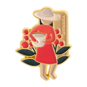 Broche en émail artistique Yunnan avec fille, fleurs et détails de baies