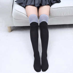 Détail du revers élastique des chaussettes hautes en coton à rayures noir et gris