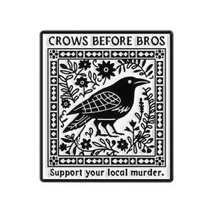 Gotische Emaille-Brosche mit schwarzer Krähe, Blumenranken und Crows Before Bros Spruch