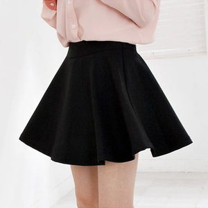 Mini-jupe plissée noire taille haute pour femme présentée sur un mannequin réel