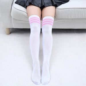Détail de chaussettes hautes blanches en coton avec trois rayures roses style écolière japonaise