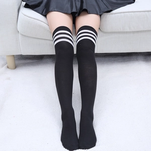 Gros plan sur les chaussettes noires montantes avec trois rayures blanches style japonais