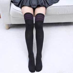 Chaussettes hautes noires en coton avec trois rayures violettes de style écolière