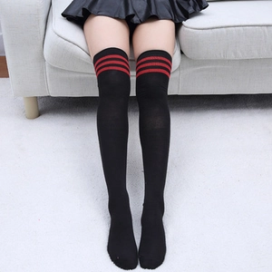Chaussettes montantes noires au-dessus du genou avec trois rayures rouges de style collège