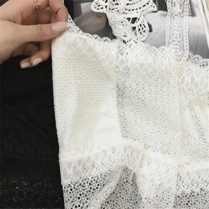Débardeur en dentelle pour femmes en noir et blanc avec broderie florale ajourée