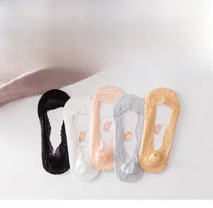 Set di cinque paia di calzini invisibili in pizzo floreale da donna in colori assortiti
