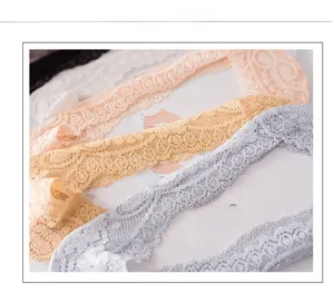 Set dettagliato di fantasmini in pizzo da donna con silicone antiscivolo in vari colori