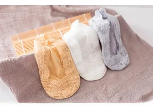 Fantasmini in pizzo da donna beige bianchi e grigi con dettagli floreali