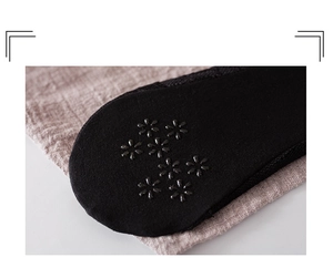 Dettaglio dei punti antiscivolo in silicone a forma di prugna sulle calze invisibili