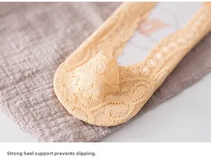 Dettaglio dei fantasmini in pizzo beige con tallone in silicone rinforzato antiscivolo