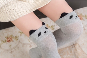 Dettaglio di calze sopra il ginocchio in cotone grigio con orecchie da panda in 3D