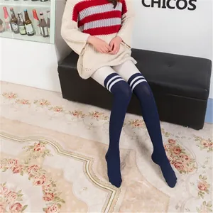 Chaussettes montantes en tricot bleu marine à rayures blanches de style collège