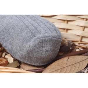 Makroansicht grauer gerippter Baumwoll-Overknees mit feinen Stricknähten an der Ferse